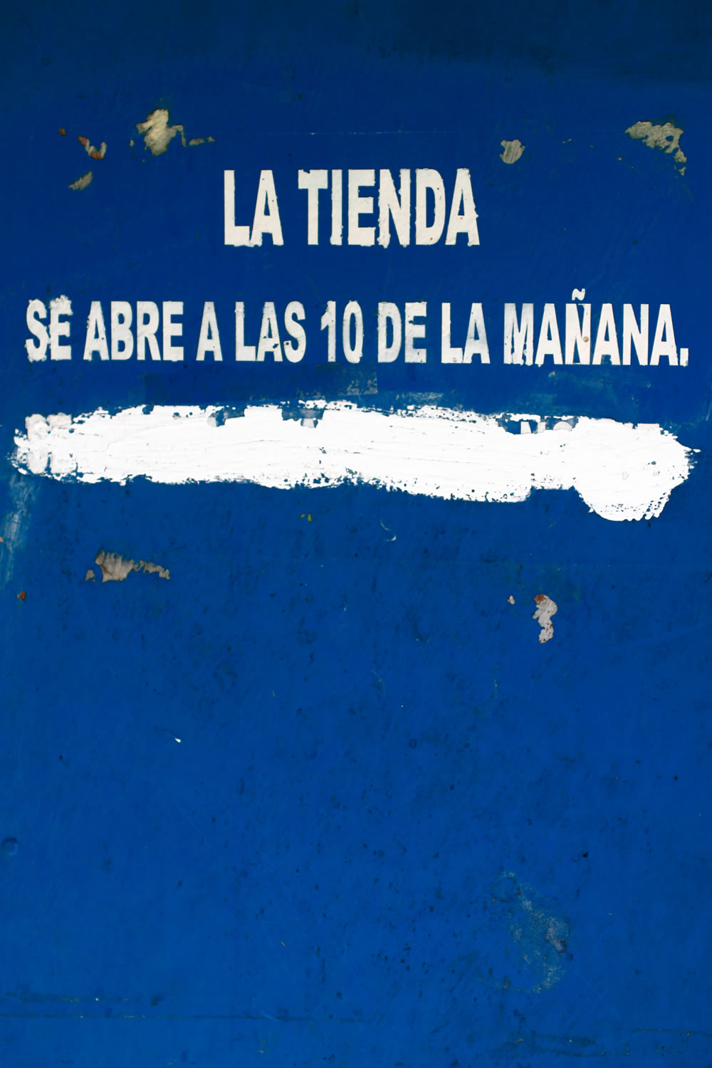 Rótulo en la puerta "se abre a las 10h"